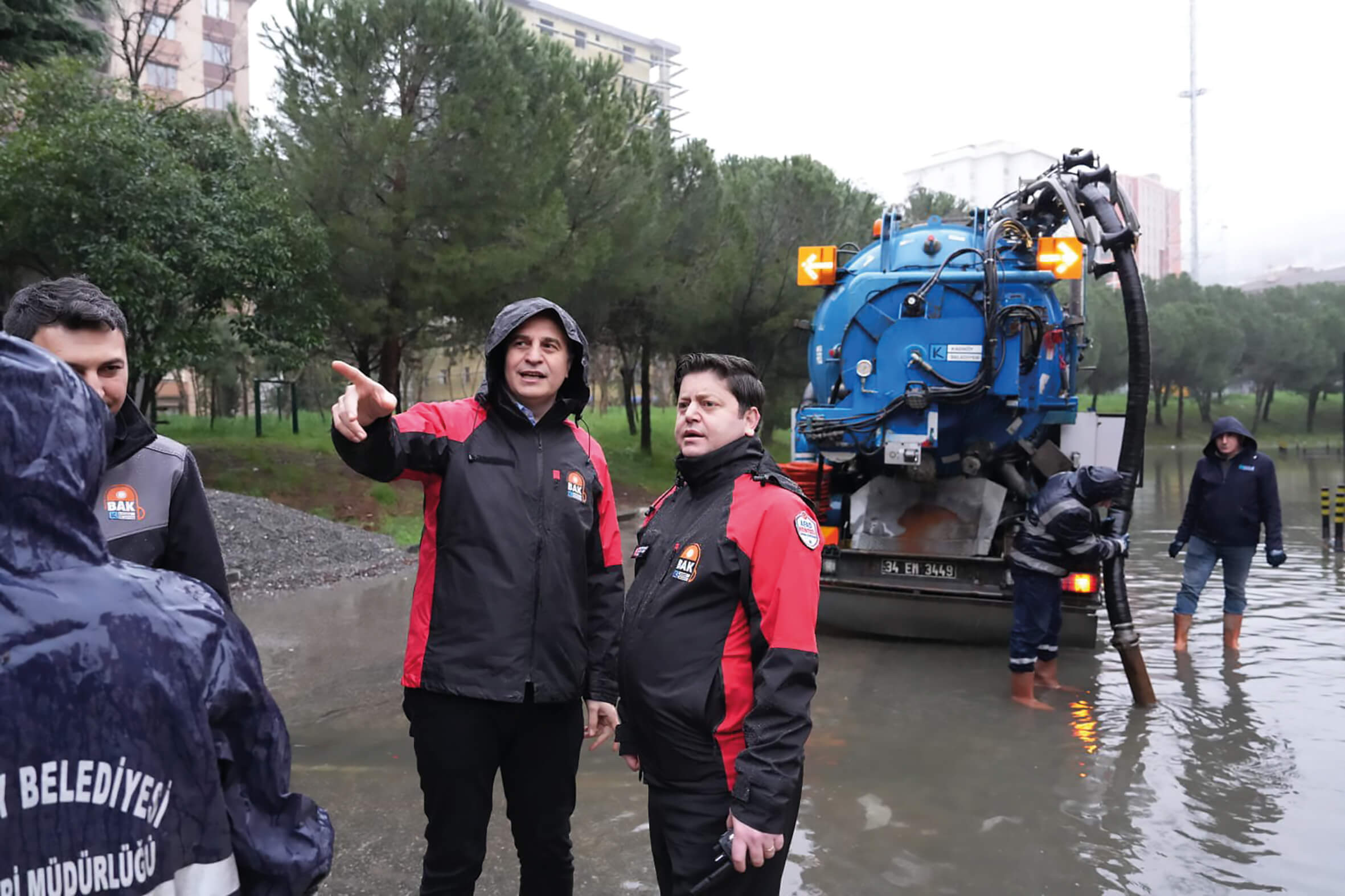 Kadıköy’de yağışlara karşı sahada yoğun mesai